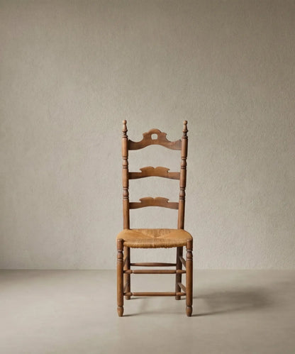 Silla rústica antigua de madera maciza torneada con asiento de enea tejida a mano.