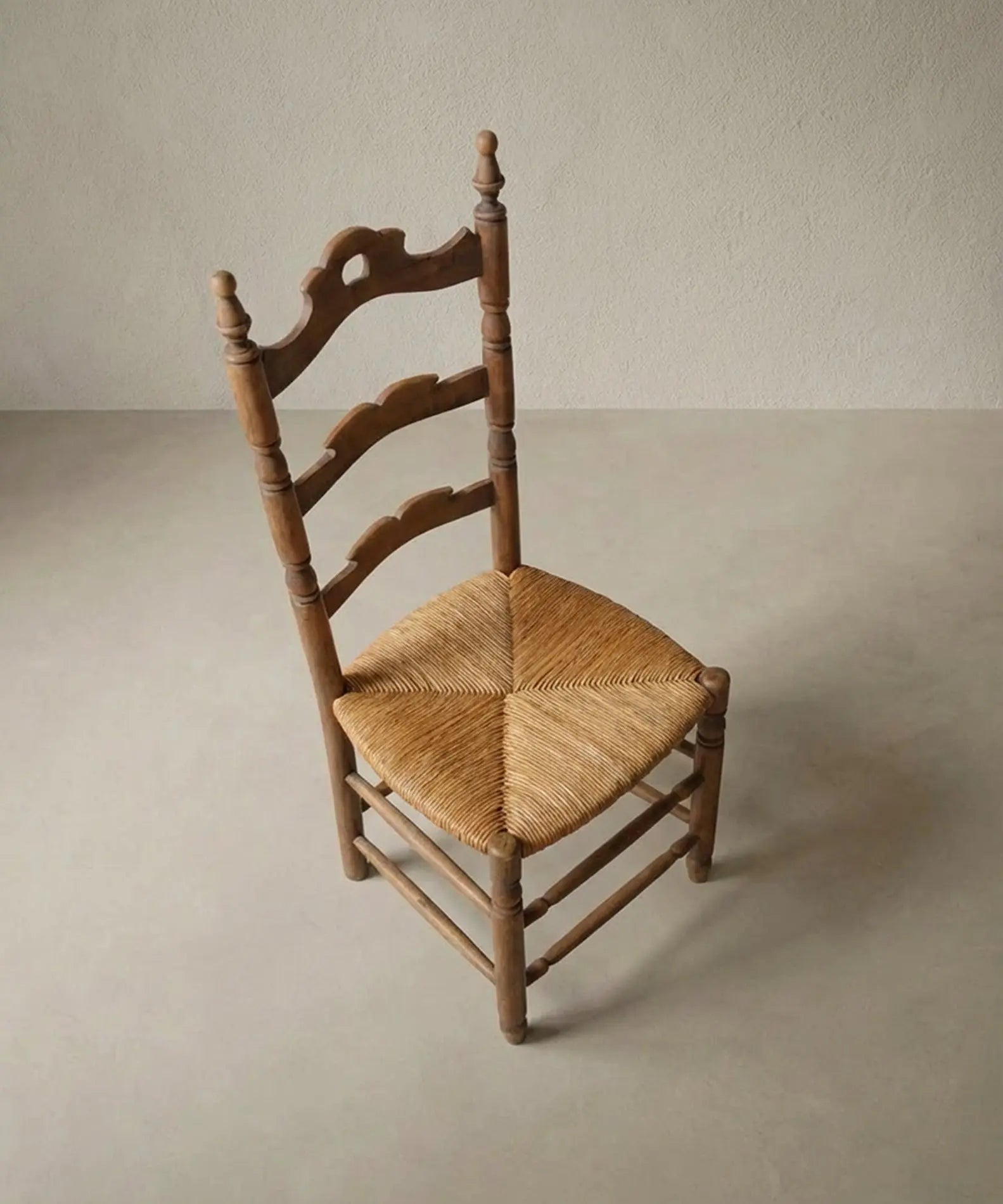 Detalle del asiento de enea natural trenzada en silla provenzal vintage.