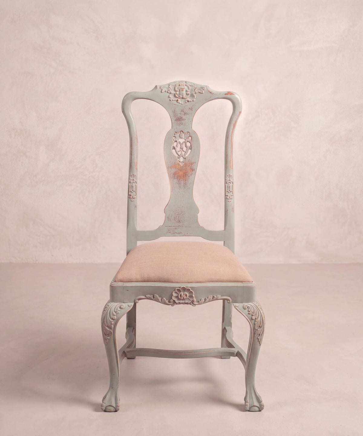 Silla vintage estilo Reina Ana pintada en gris azulado vista frontal — Antique Arte y Decoración