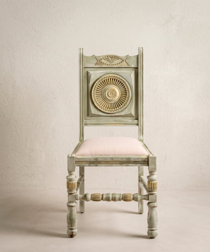 Silla de comedor vintage estilo vasco vista frontal con rosetón tallado — Antique Arte y Decoración