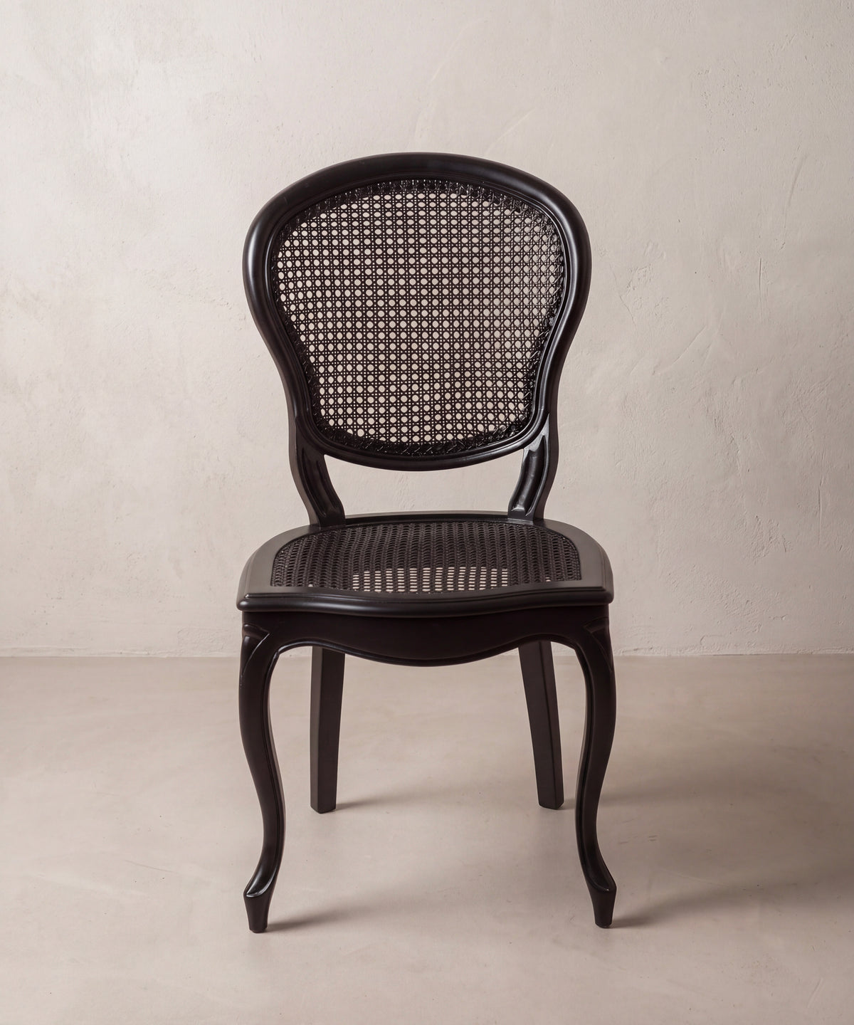 Silla vintage estilo Napoleón III pintada en negro con rejilla, vista frontal — Antique Arte y Decoración