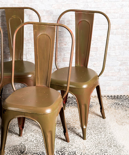 Conjunto de ocho sillas de diseño industrial
