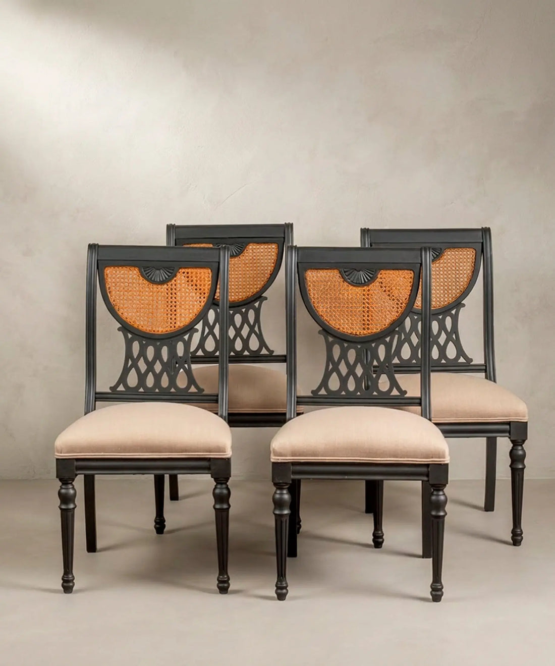 Conjunto de 4 sillas de comedor negras con rejilla de caña estilo Regencia inglesa — Antique Arte y Decoración