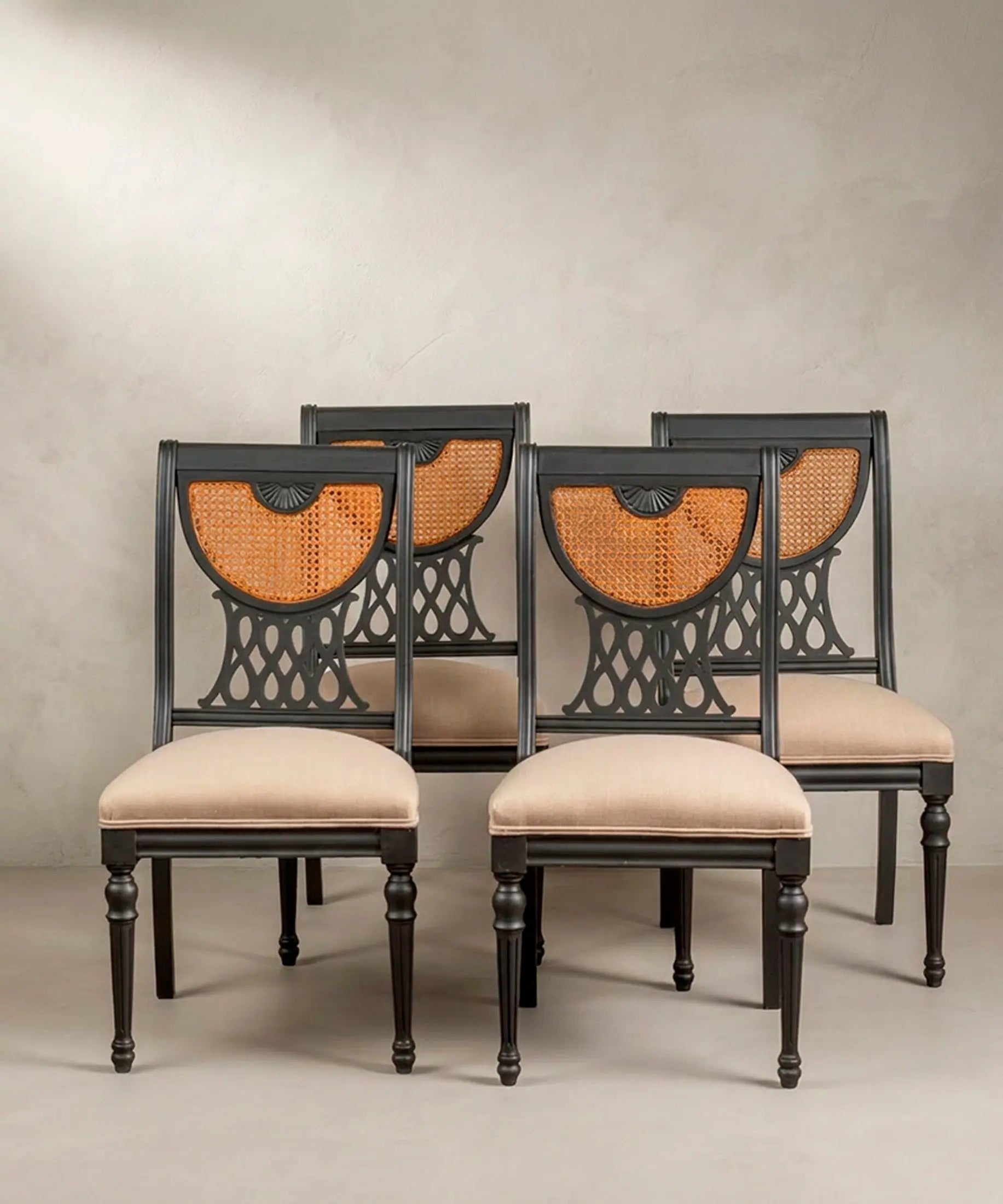 Conjunto de 4 sillas de comedor negras con rejilla de caña estilo Regencia inglesa — Antique Arte y Decoración