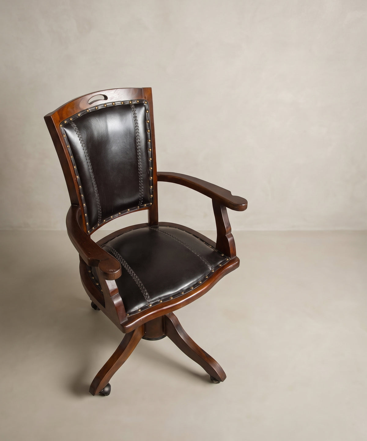 Sillón de despacho giratorio vintage años 70 en madera maciza y piel negra — Antique Arte y Decoración
