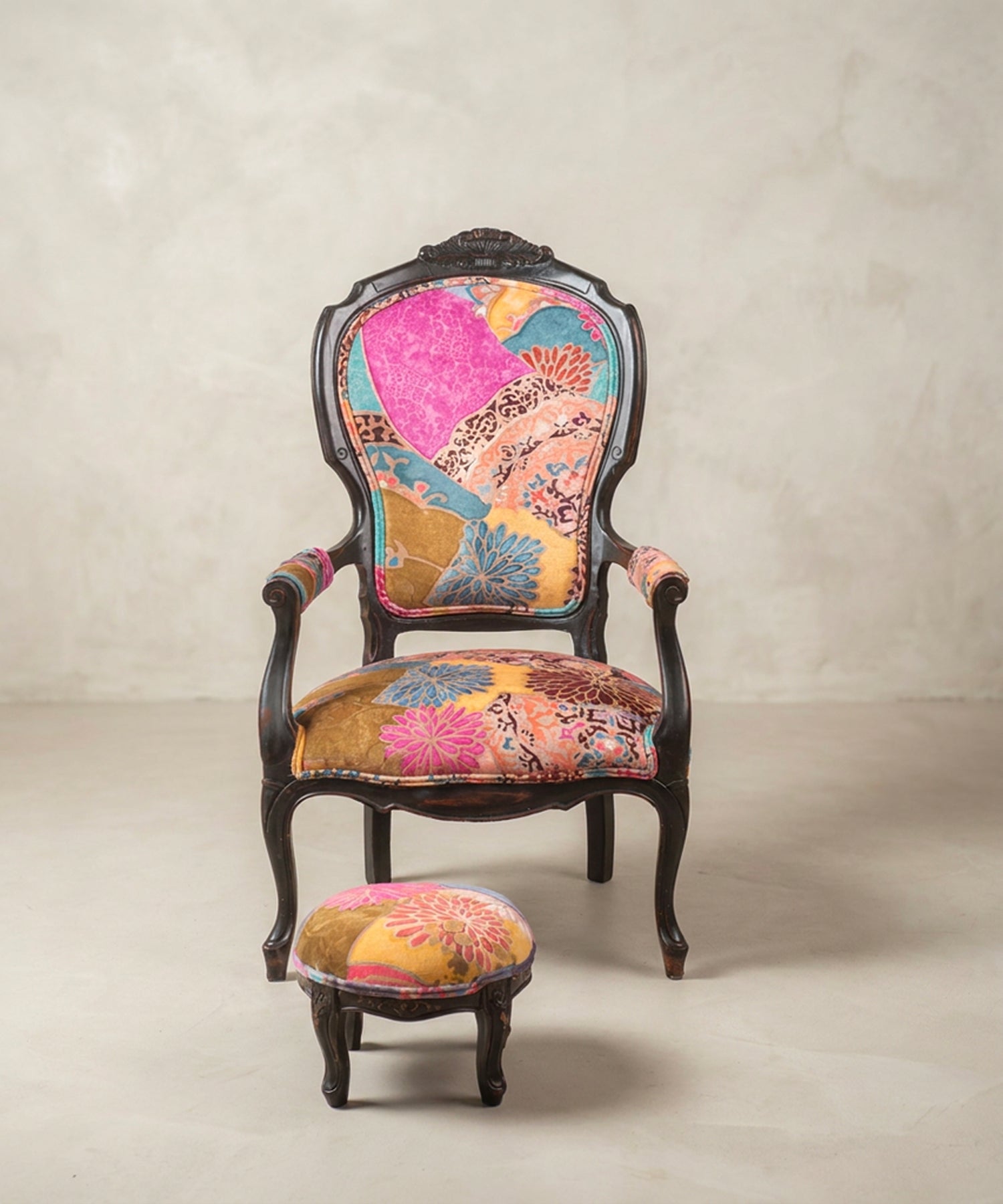 Sillón Isabelino Antiguo Tapizado en Terciopelo Estampado | Con Reposapiés a Juego