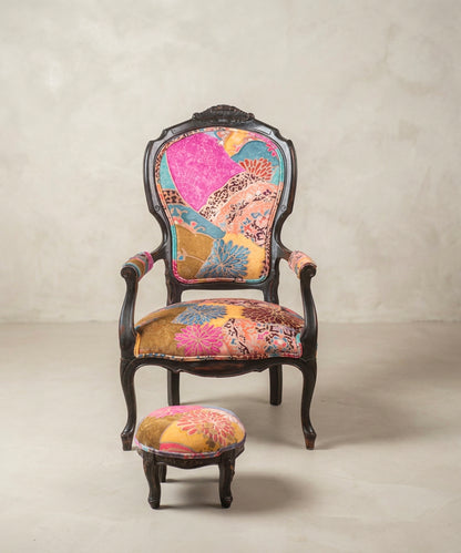 Sillón Isabelino Antiguo Tapizado en Terciopelo Estampado | Con Reposapiés a Juego