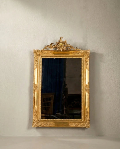 Espejo de gran formato 158x100 cm con marco de pan de oro y copete tallado estilo francés.