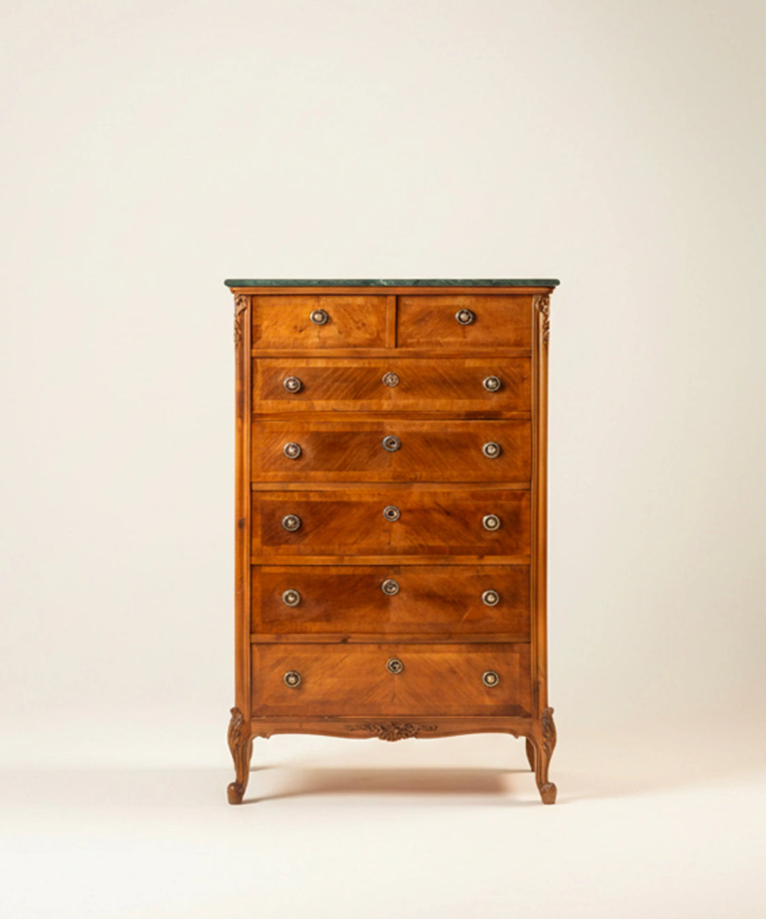 Sinfonier semanario antiguo de madera con cajones de marquetería geométrica y tapa de mármol.