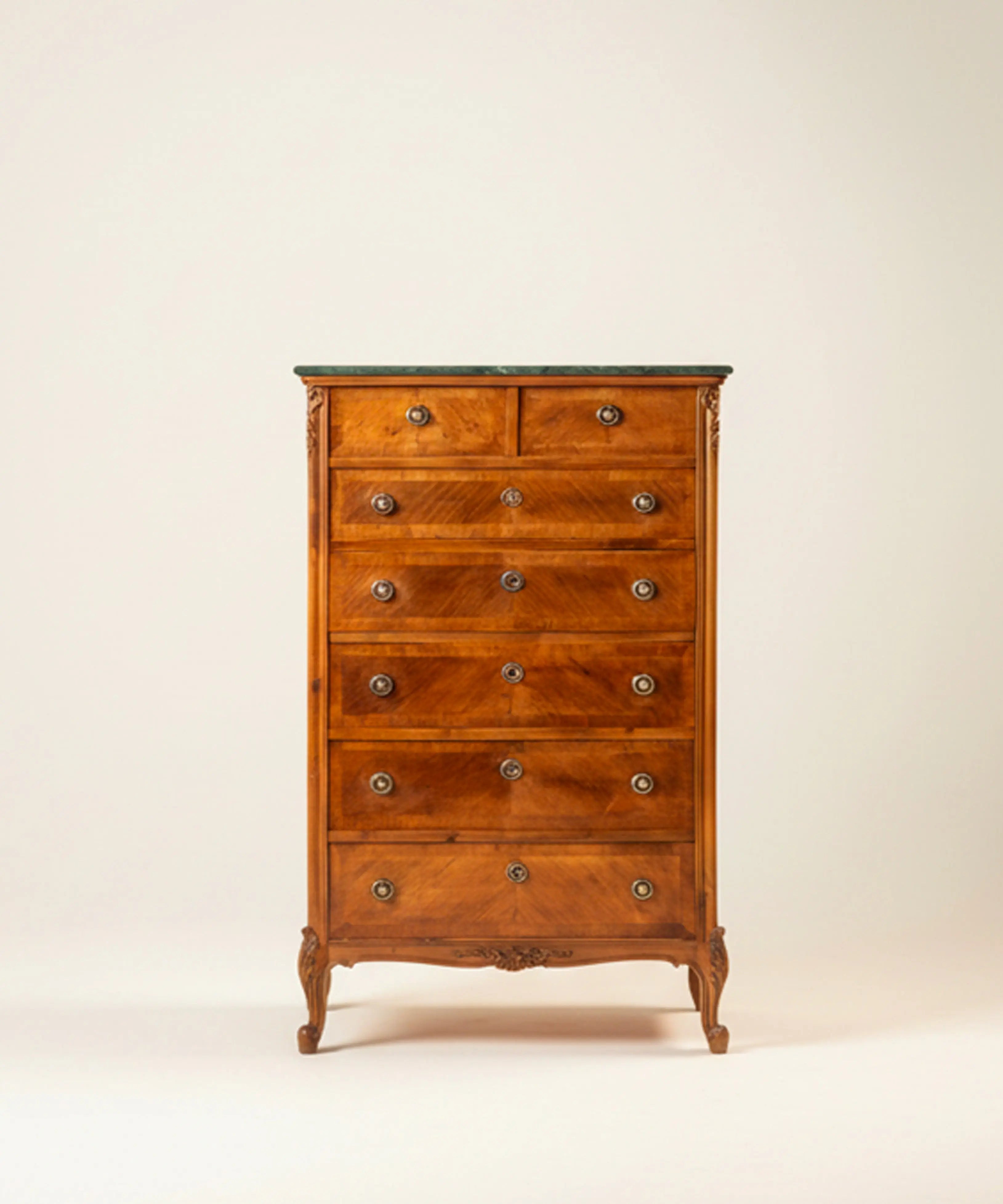 Sinfonier semanario antiguo de madera con cajones de marquetería geométrica y tapa de mármol.