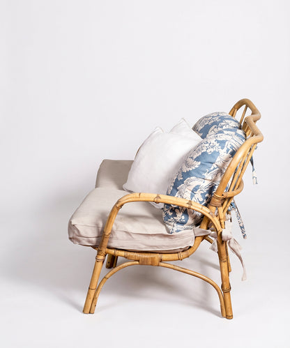 Sofá de caña natural con cojines