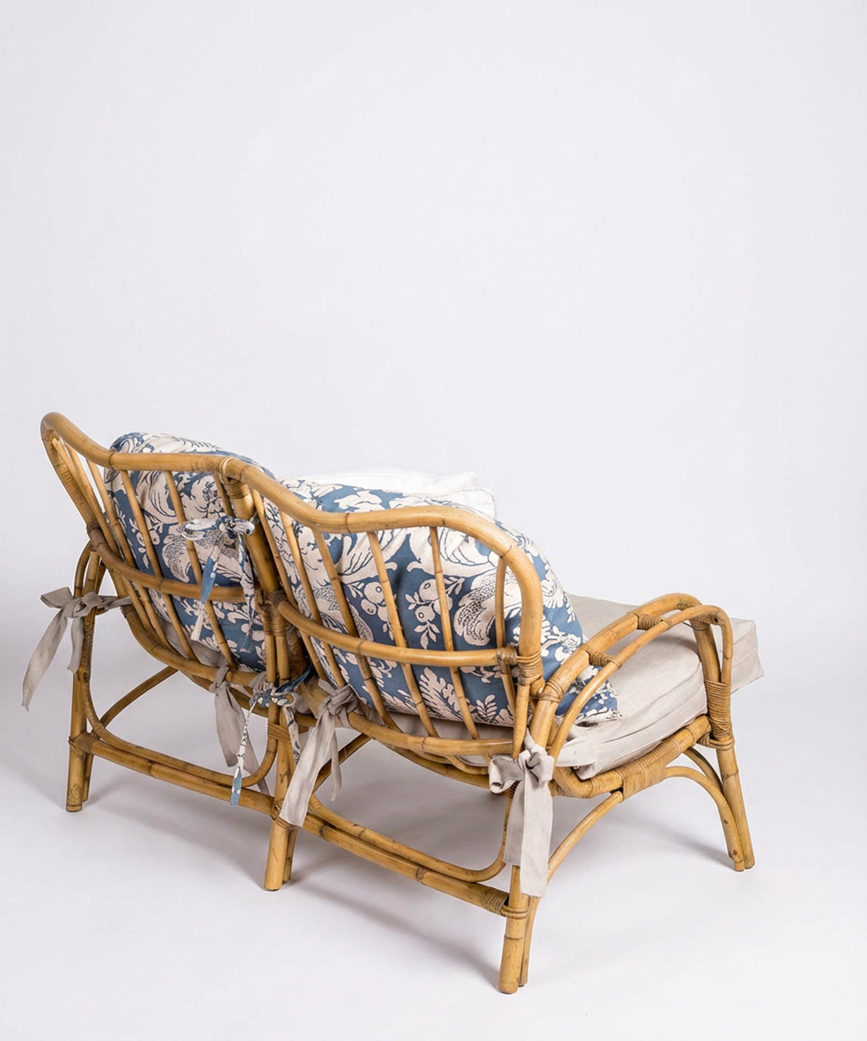 Sofá de caña natural con cojines