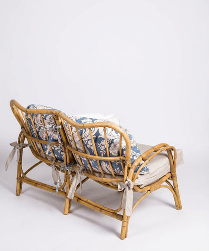 Sofá de caña natural con cojines