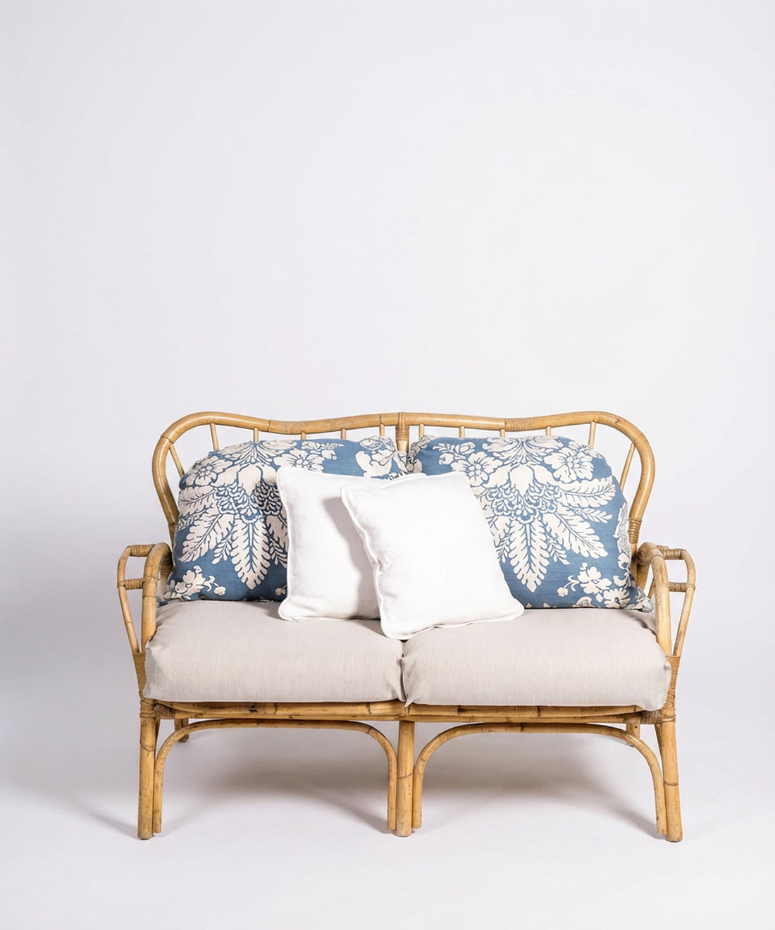 Sofá de caña natural con cojines