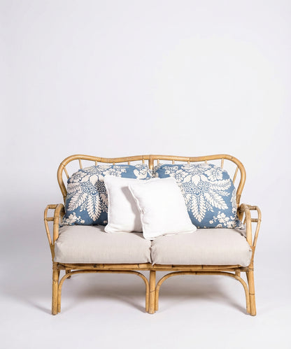 Sofá de caña natural con cojines