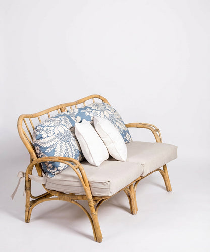 Sofá de caña natural con cojines