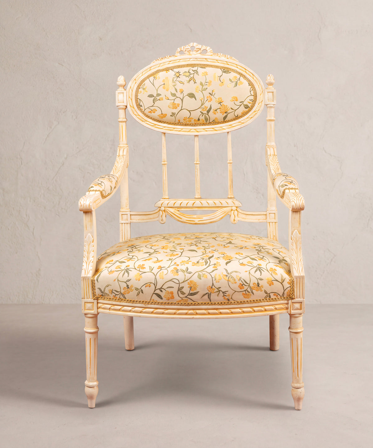 Sillón estilo Luis XVI en madera tallada pintada en crema con medallón tapizado vista frontal — Antique Arte y Decoración