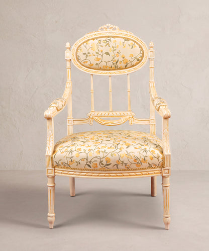 Sillón estilo Luis XVI en madera tallada pintada en crema con medallón tapizado vista frontal — Antique Arte y Decoración