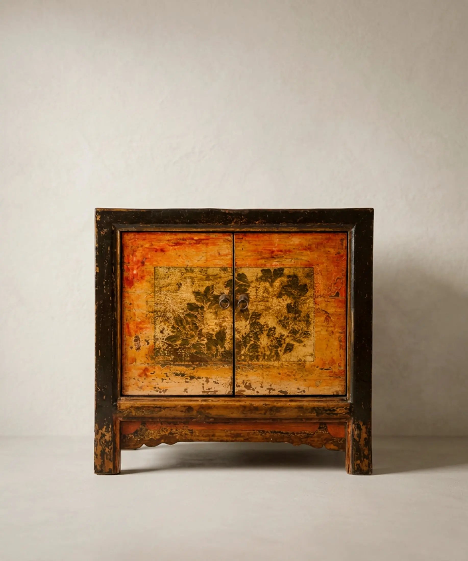 Aparador oriental antiguo con tiradores de anilla en bronce originales — Antique Arte y Decoración
