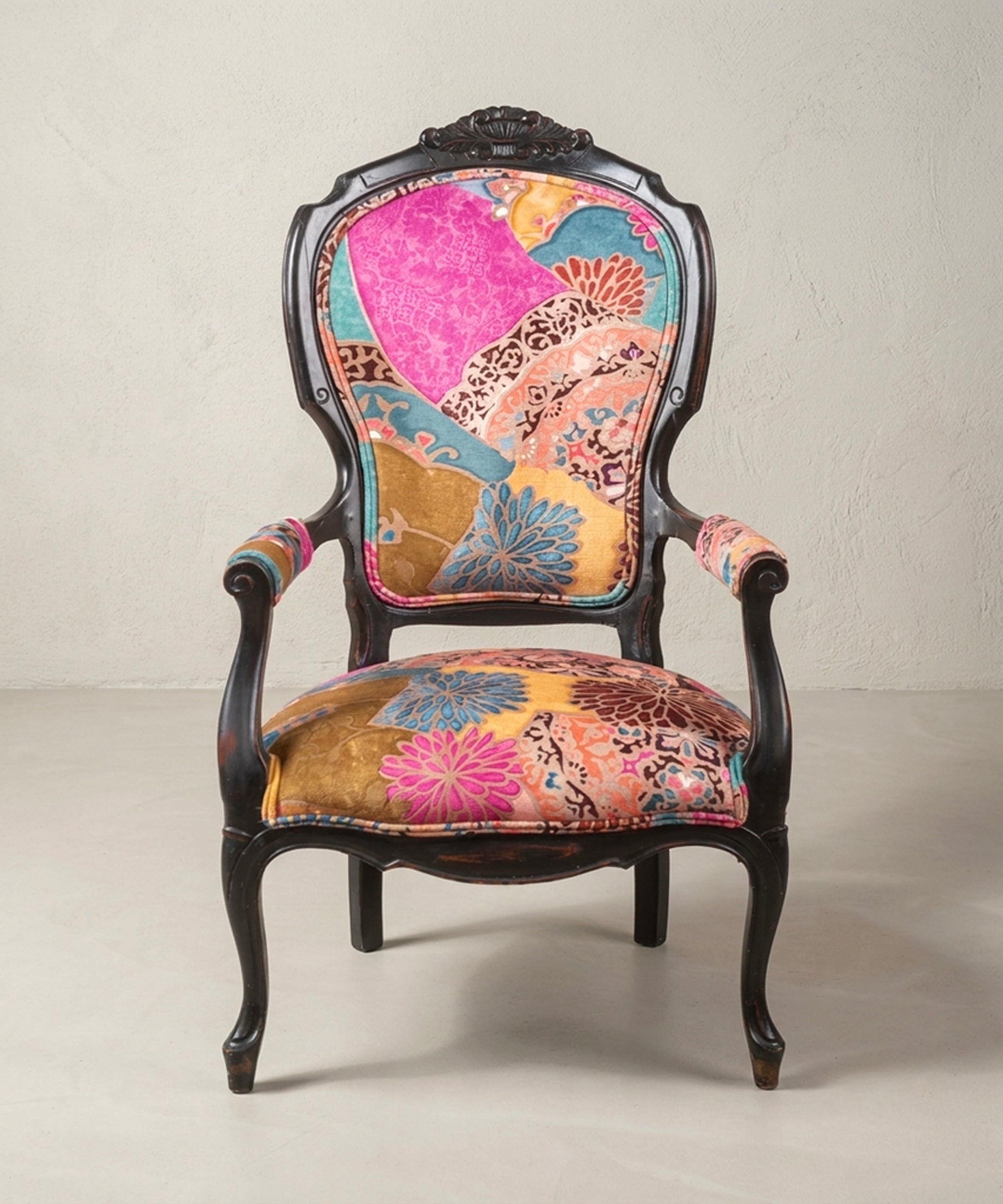 Sillón Isabelino Antiguo Tapizado en Terciopelo Estampado | Con Reposapiés a Juego