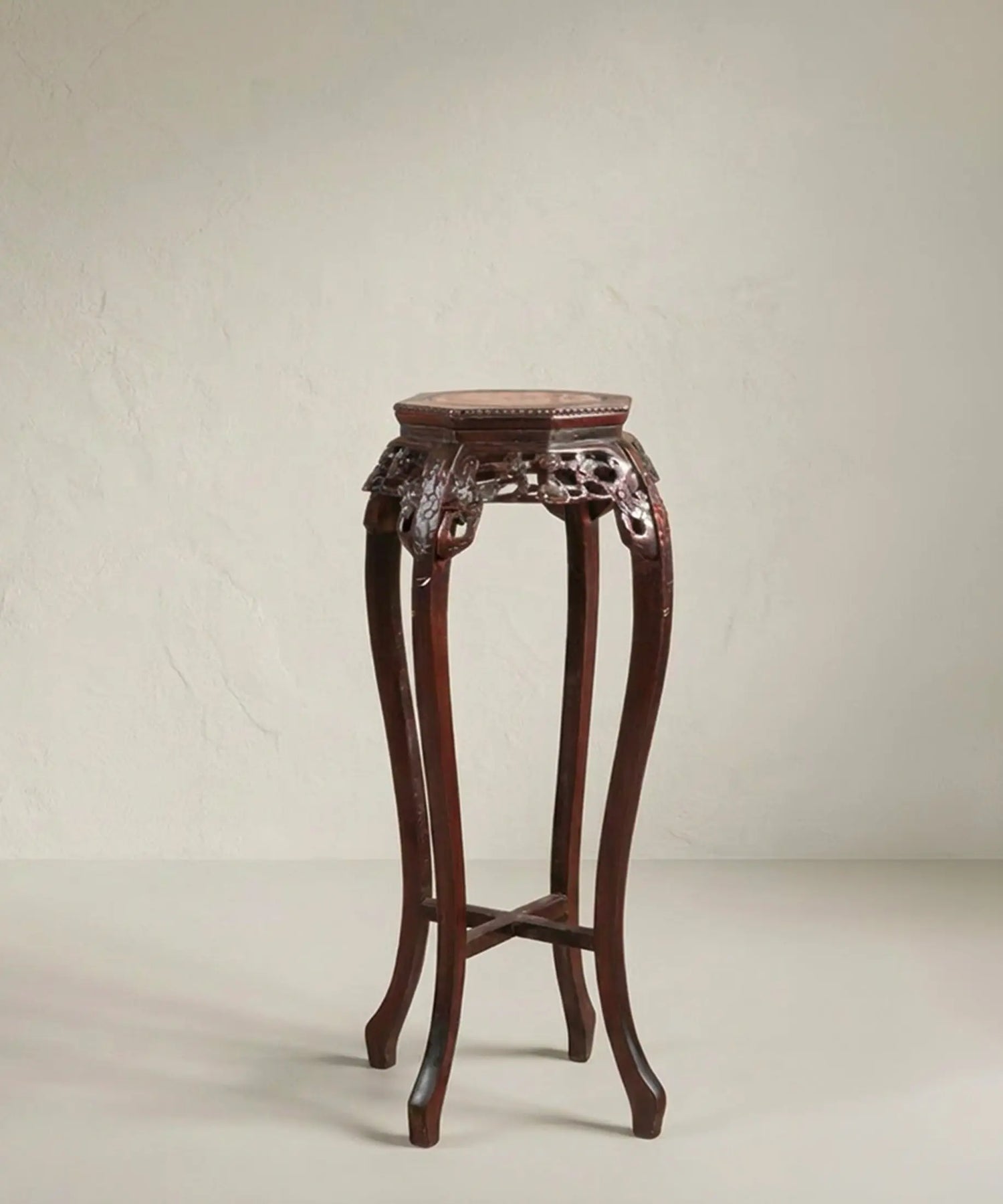 Pedestal Chino de Madera Tallada con Mármol Rosa | Vintage