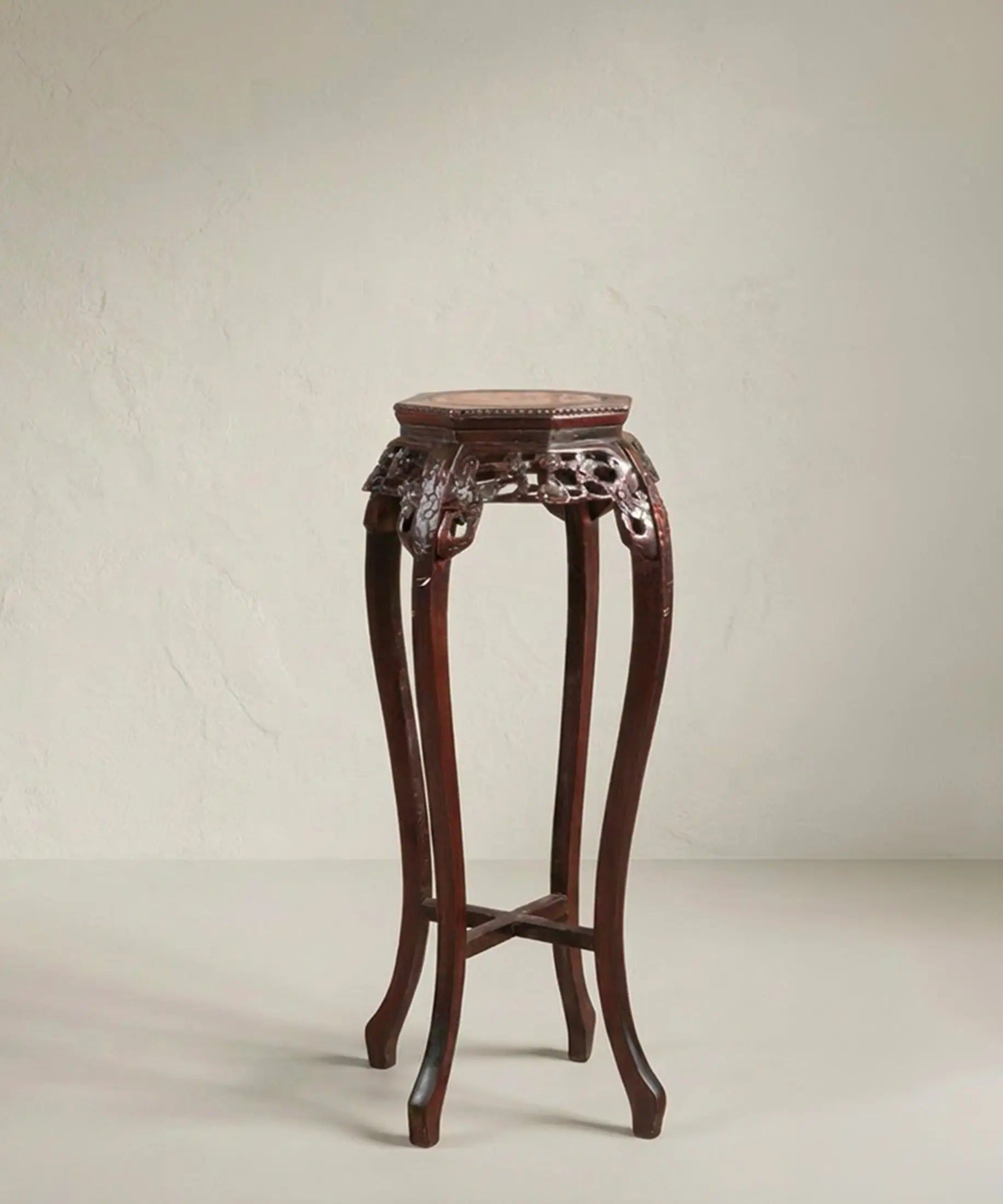 Pedestal Chino de Madera Tallada con Mármol Rosa | Vintage