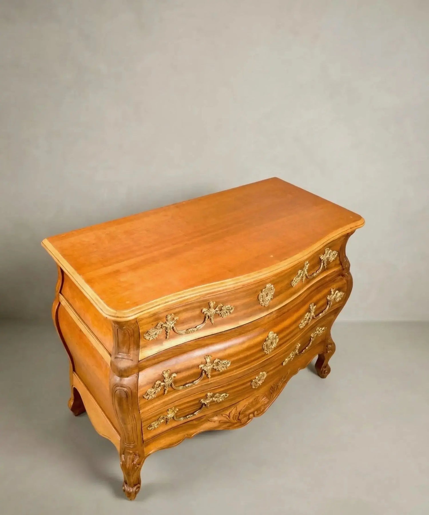 Cómoda bombé estilo Luis XV en madera con bronces Antique arte y decoracion
