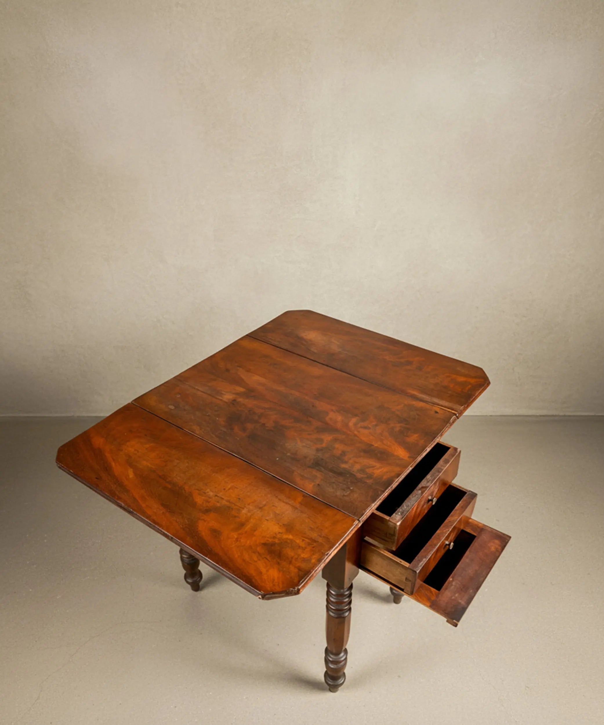 Mesa costurero antigua en madera de caoba con alas abatibles