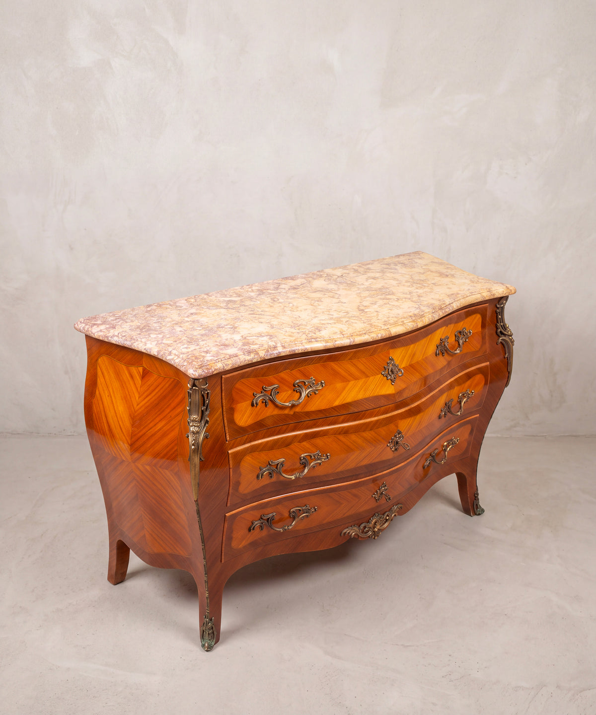 Vista superior cómoda francesa con tapa de mármol brecha crema, ocre y malva — Antique Arte y Decoración