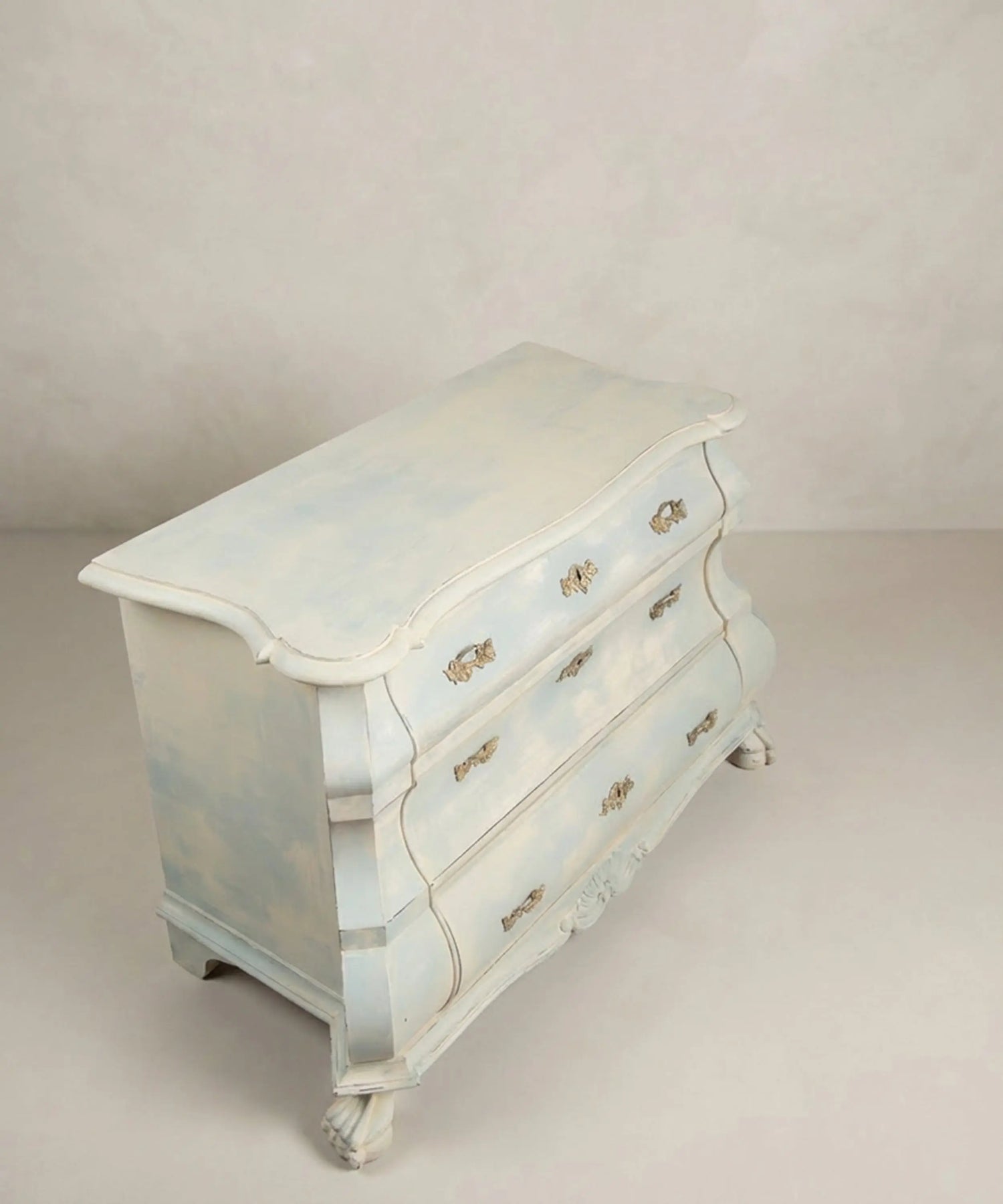 Cómoda baja estilo bombé holandés en azul empolvado y beige