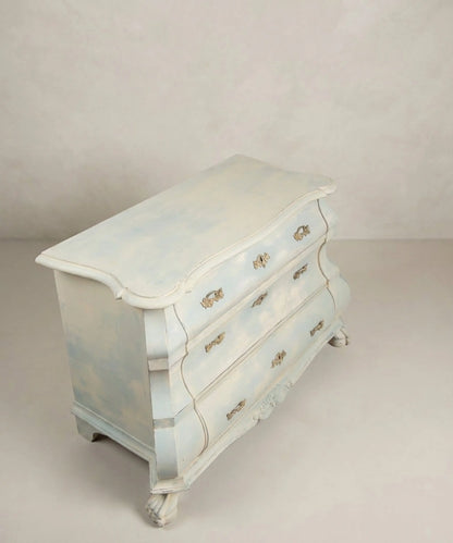 Cómoda baja estilo bombé holandés en azul empolvado y beige