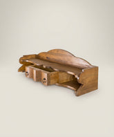 Detalle de la estantería con un cajón abierto mostrando el almacenamiento interior y ensamblaje