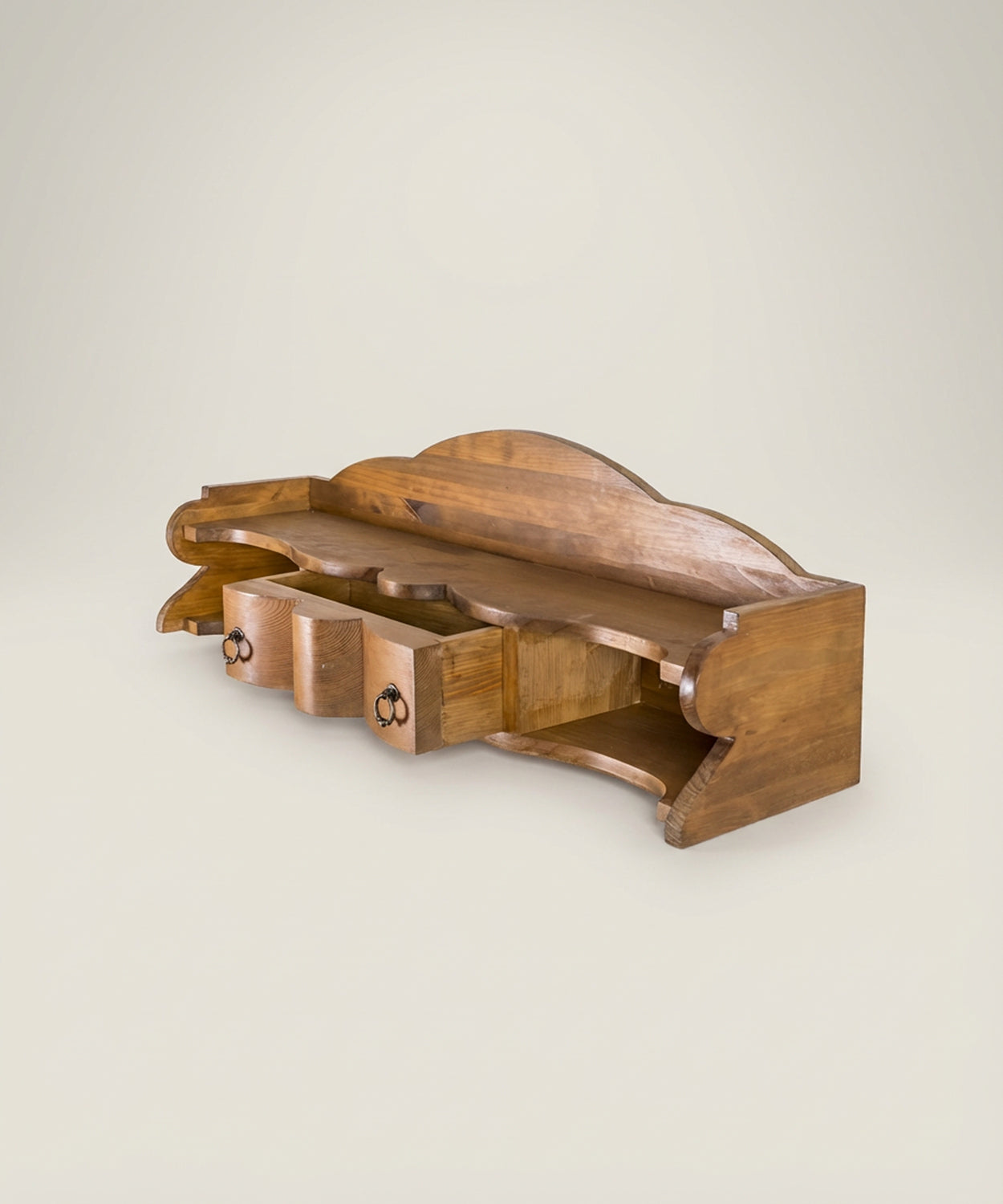 Detalle de la estantería con un cajón abierto mostrando el almacenamiento interior y ensamblaje