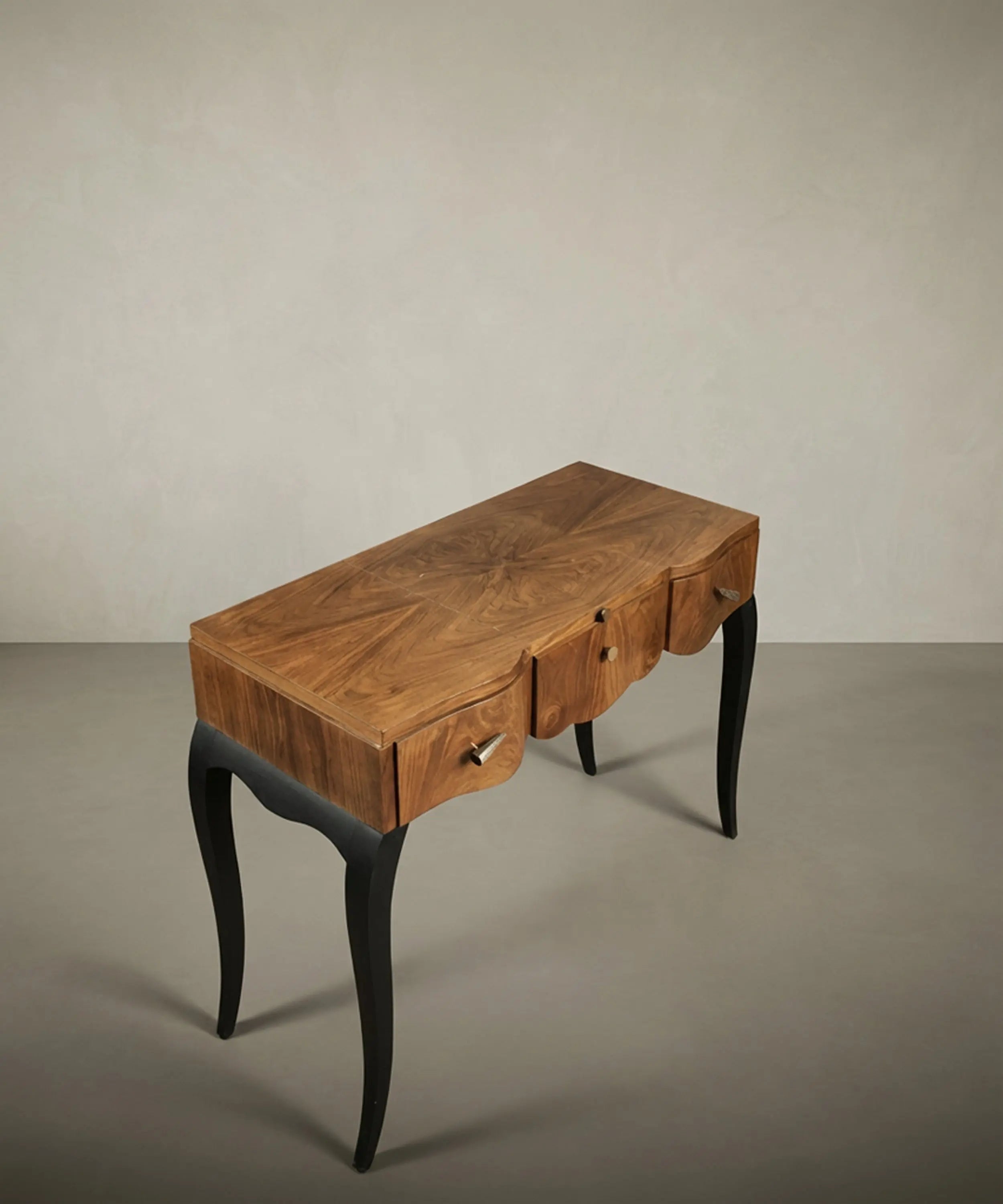 Vista superior del tocador abierto mostrando el espejo interno y los compartimentos de almacenamiento en madera clara.