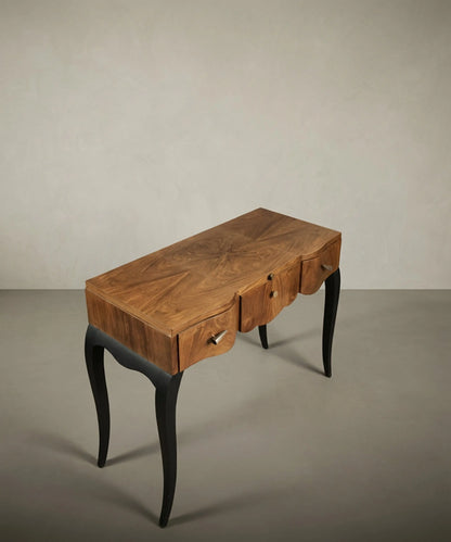 Vista superior del tocador abierto mostrando el espejo interno y los compartimentos de almacenamiento en madera clara.