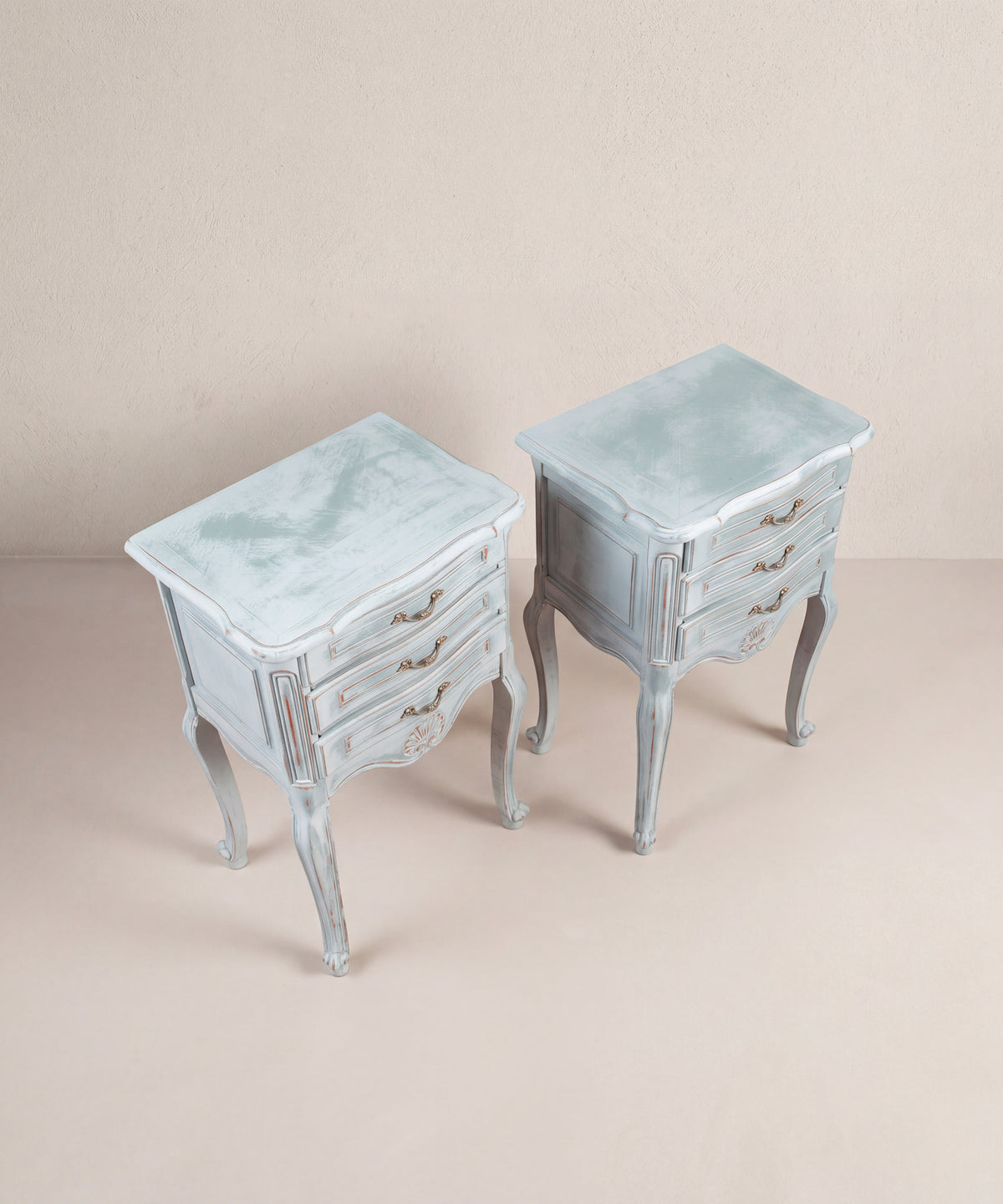 Vista superior pareja de mesitas de noche azules con tapa festoneada — Antique Arte y Decoración