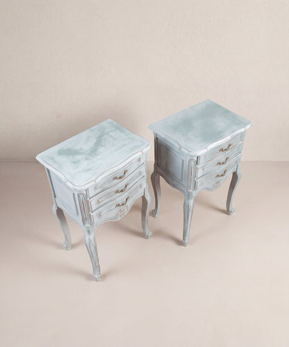 Vista superior pareja de mesitas de noche azules con tapa festoneada — Antique Arte y Decoración