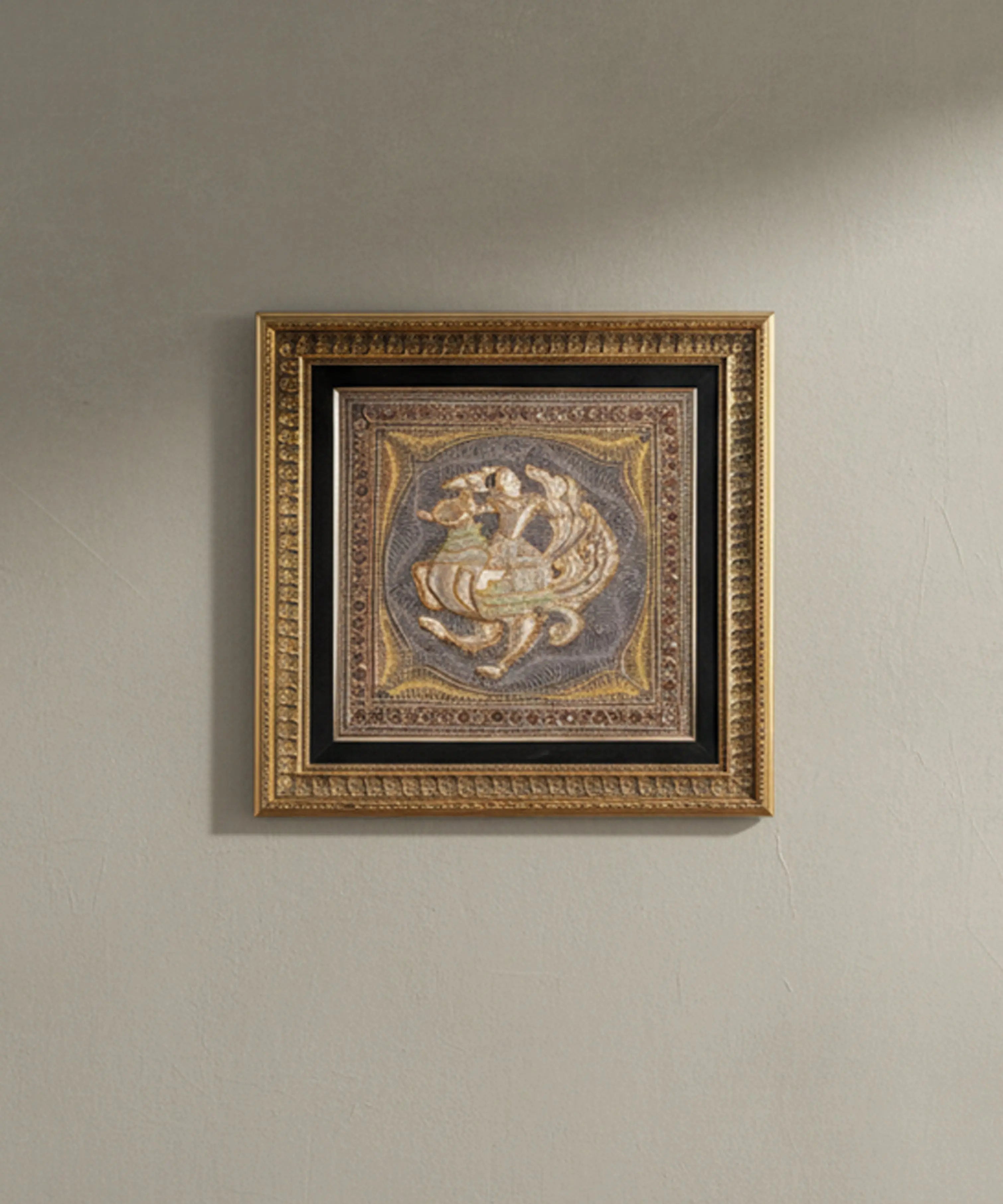 Cuadro vintage cuadrado con tapiz oriental Kalaga birmano y marco de madera dorada.