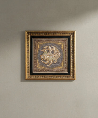 Cuadro vintage cuadrado con tapiz oriental Kalaga birmano y marco de madera dorada.