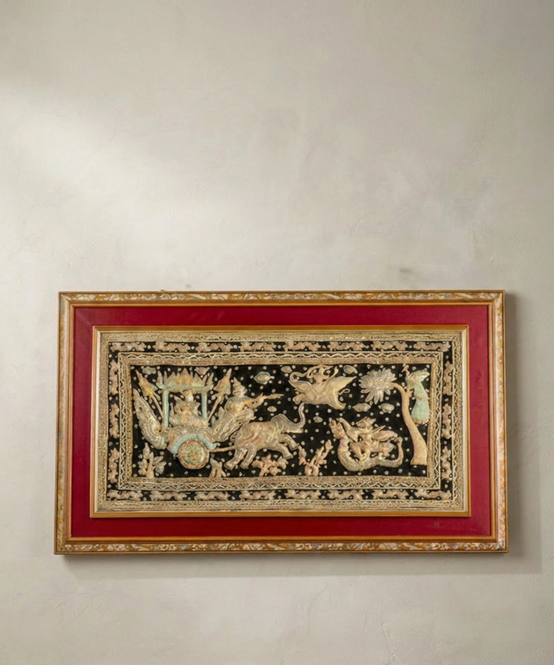 Gran tapiz vintage estilo Kalaga birmano enmarcado con bordados de elefantes en alto relieve.