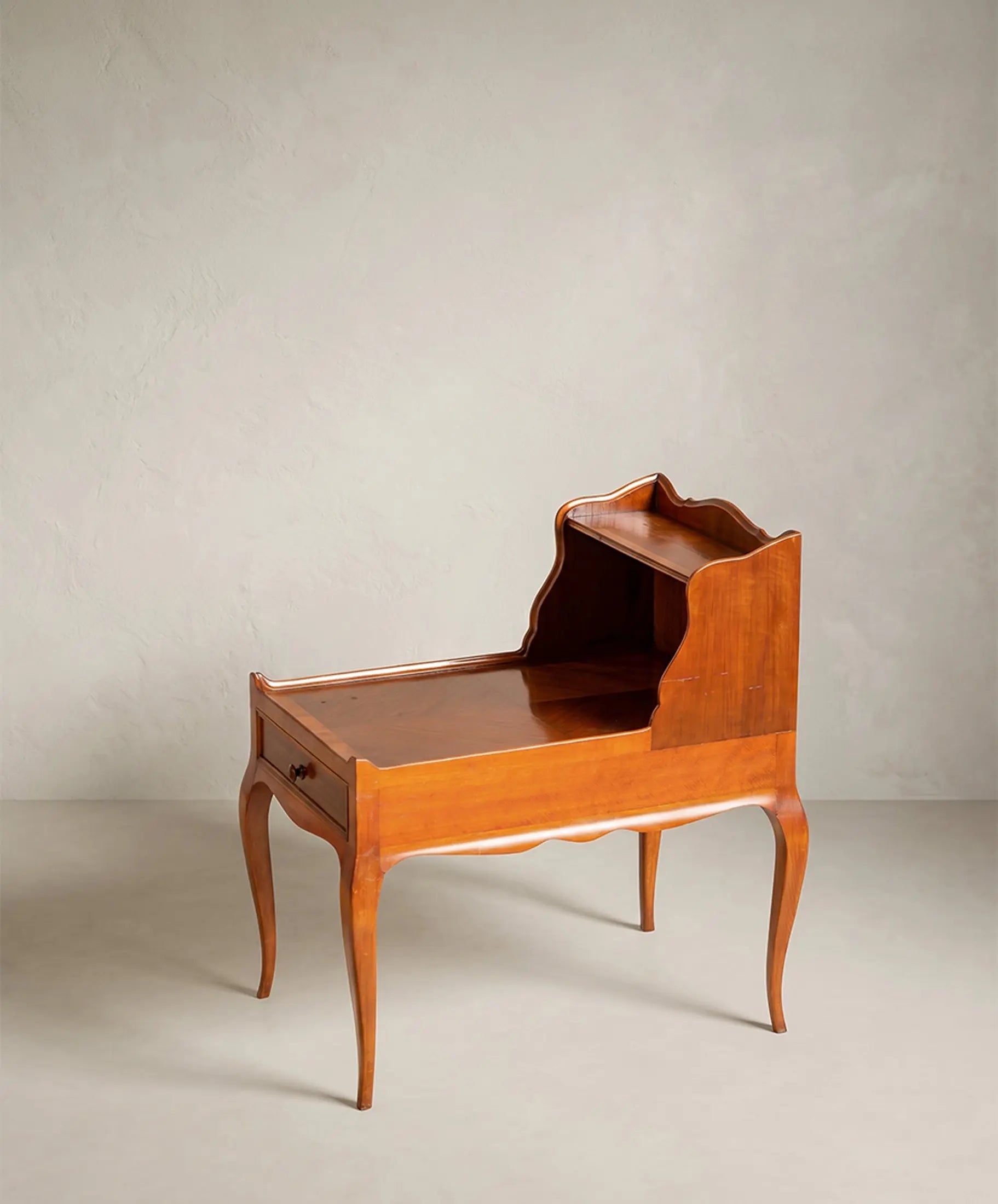 Mesa auxiliar telefonera vintage con patas cabriolé y galería trasera festoneada — Antique Arte y Decoración
