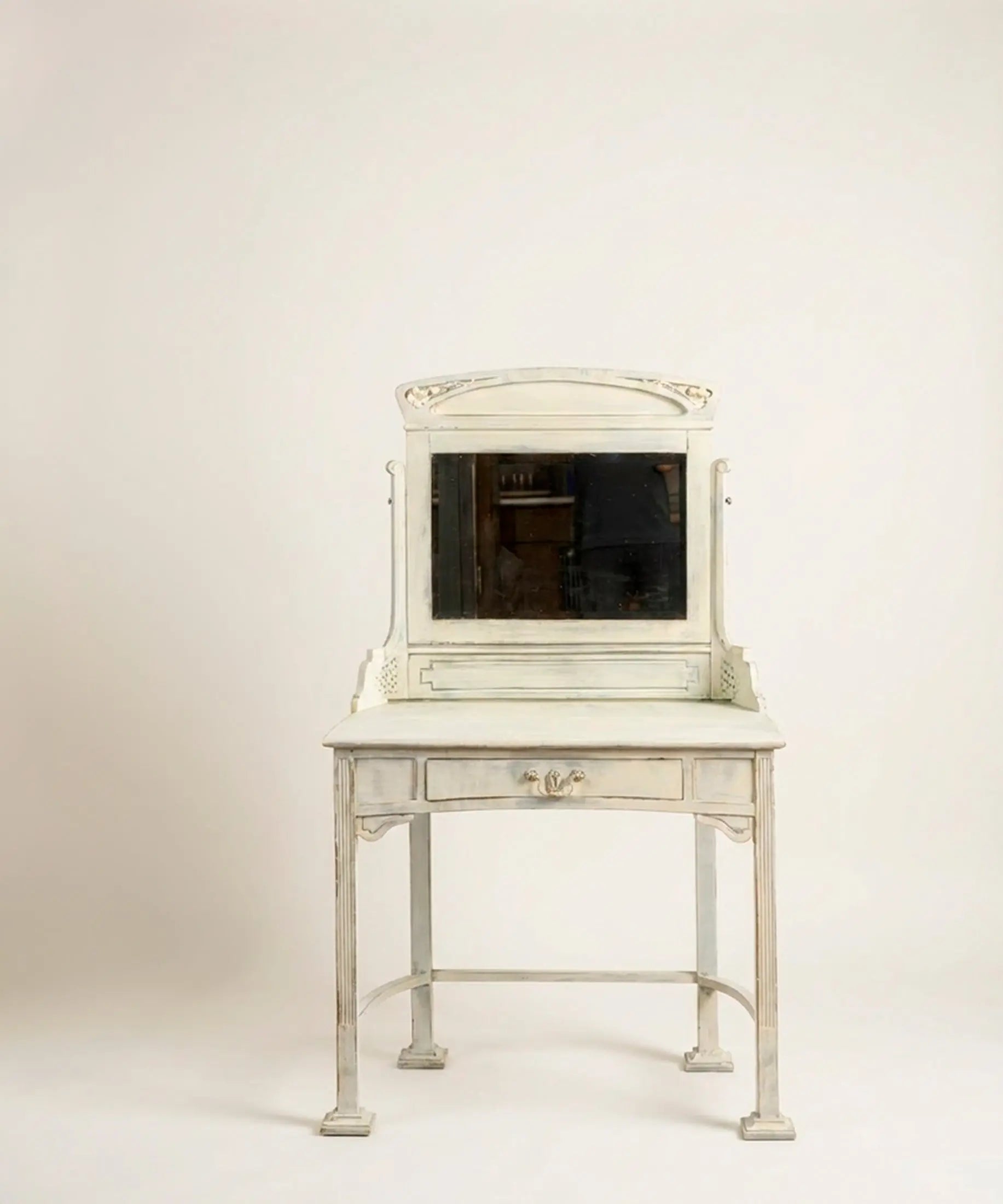 Tocador modernista con espejo basculante vista frontal completa — Antique Arte y Decoración
