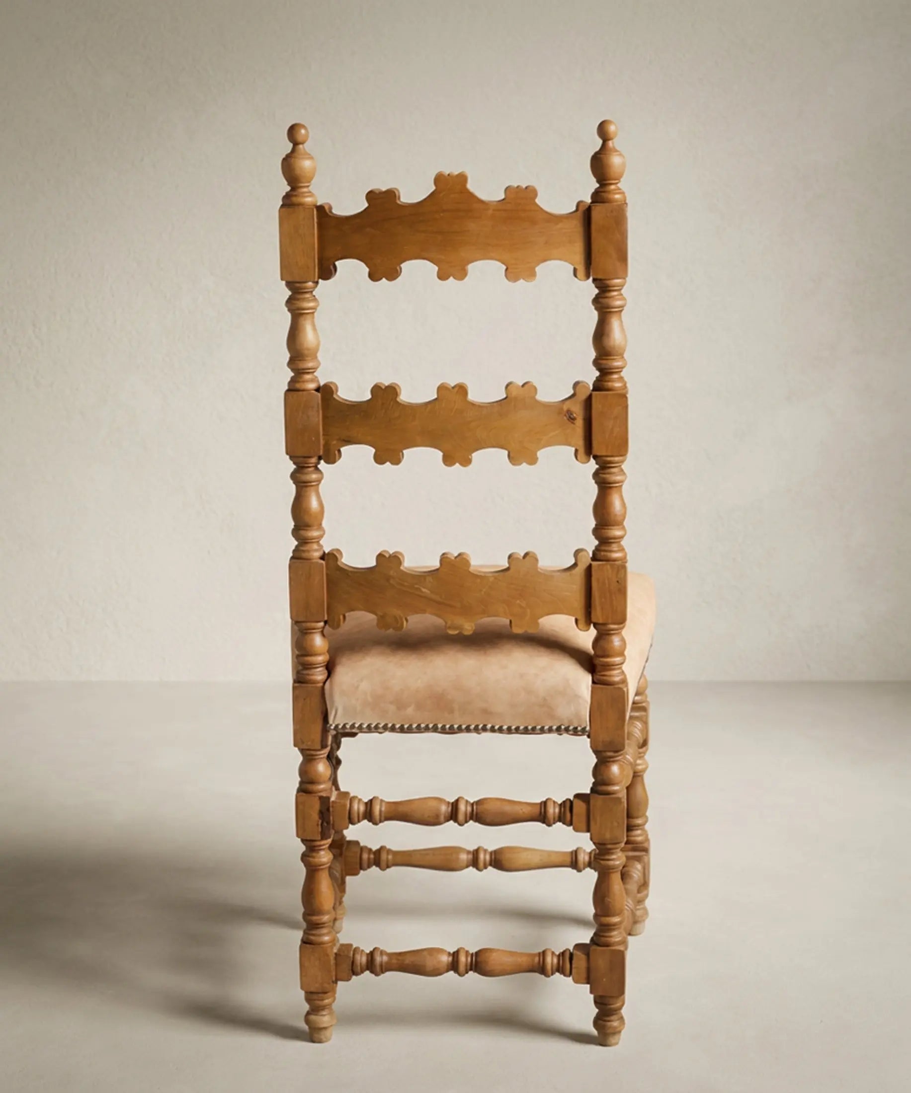 Silla castellana antigua respaldo alto travesaños calados vista trasera — Antique Arte y Decoración