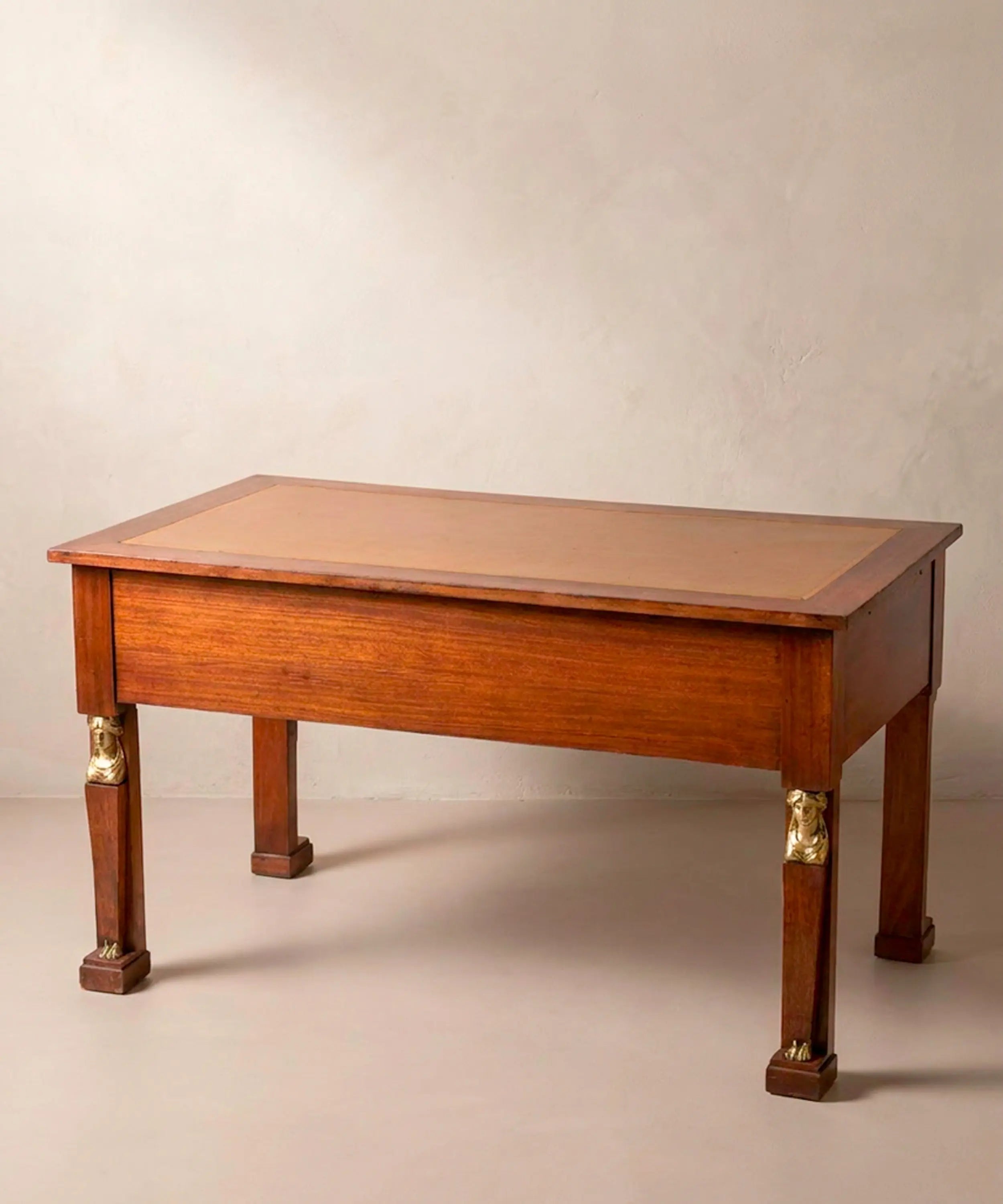 Escritorio antiguo de centro estilo Imperio en caoba con alas extraíbles y bronces