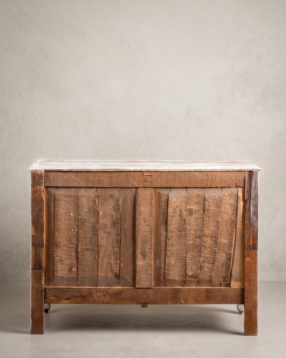 Aparador antiguo francés vista trasera, paneles de tablas desbastadas a mano — Antique Arte y Decoración