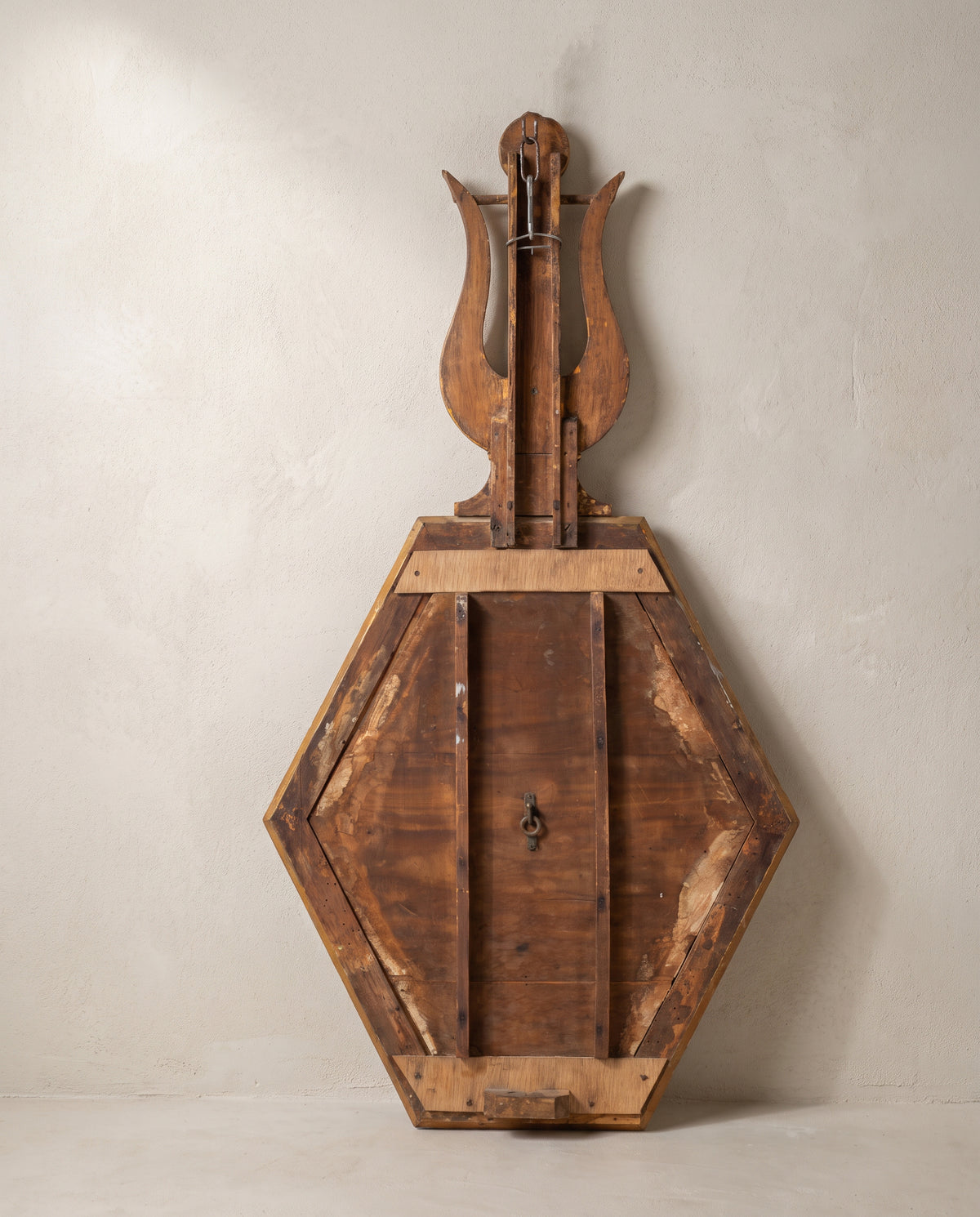 Barómetro antiguo vista trasera, tablero con travesaños y anilla de hierro — Antique Arte y Decoración