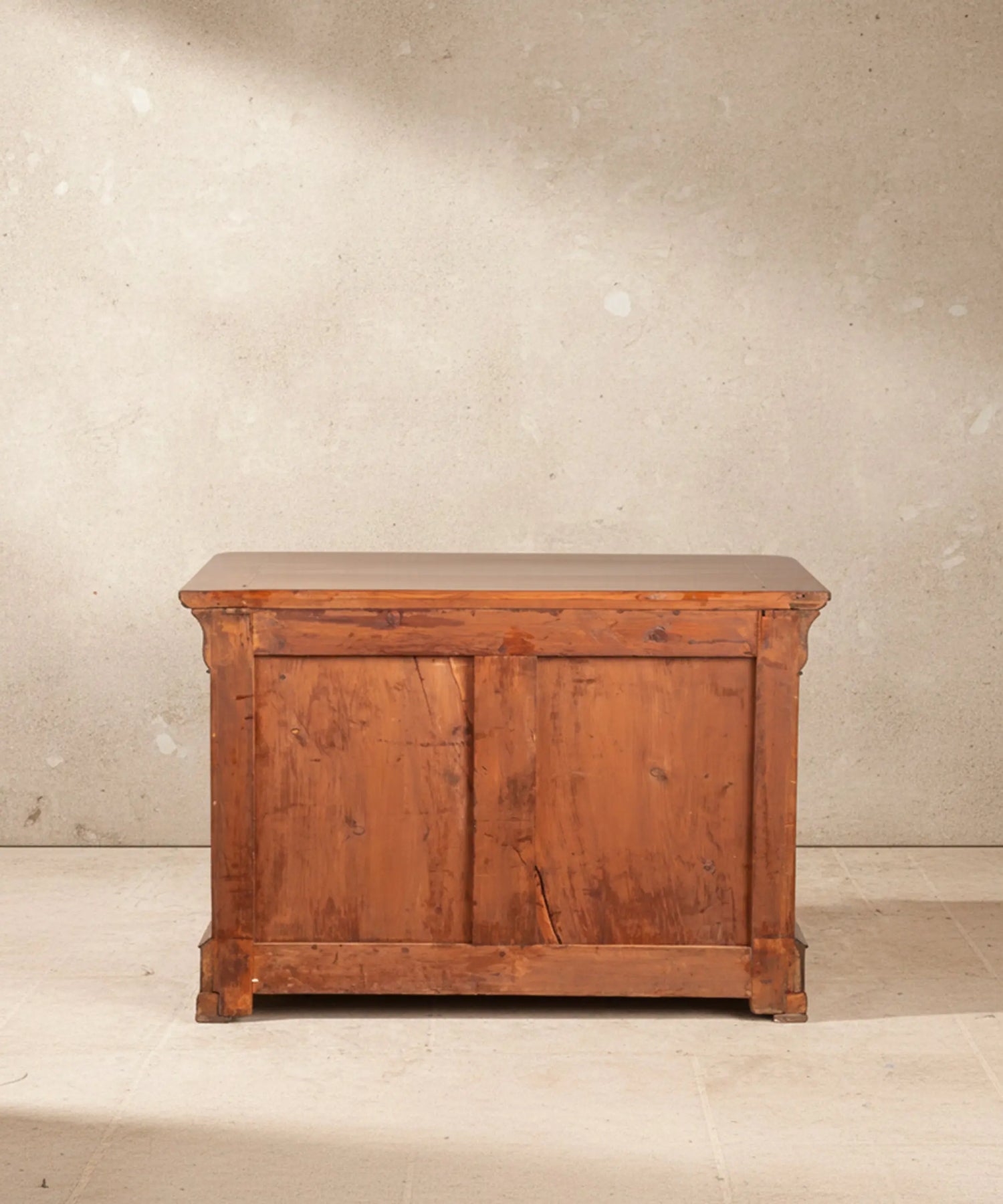 Primer plano del veteado de caoba de pluma y marquetería de boj con motivos florales.