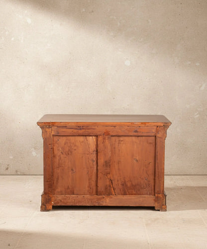 Primer plano del veteado de caoba de pluma y marquetería de boj con motivos florales.