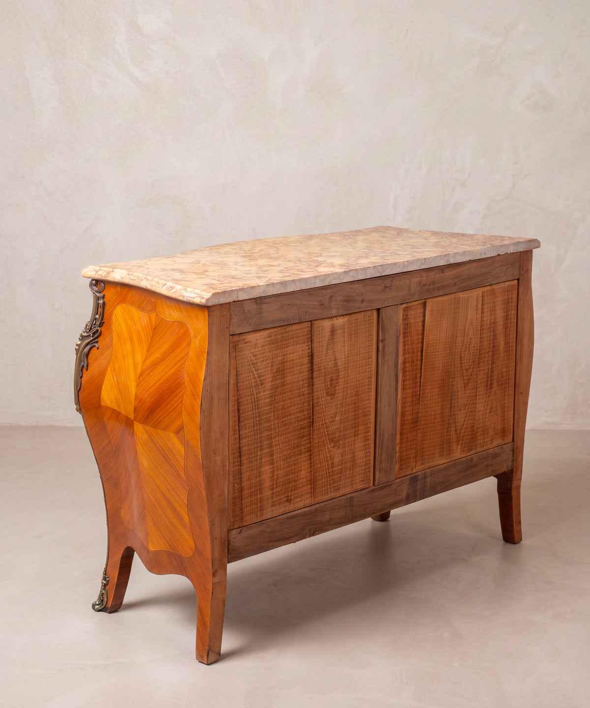 Cómoda estilo Luis XV vista trasera con bastidor y paneles de madera sin teñir — Antique Arte y Decoración