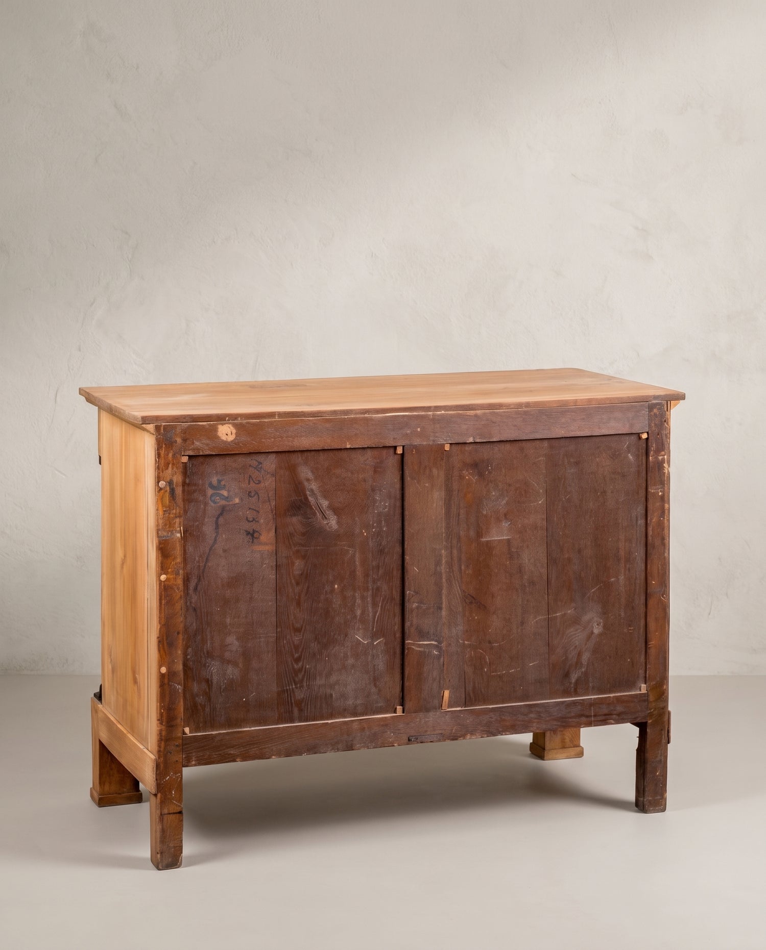 Cómoda antigua vista trasera con paneles de roble y número de inventario a lápiz — Antique Arte y Decoración